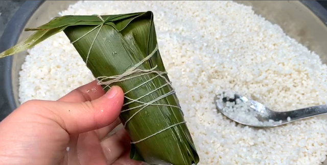 最简便的包粽子手法，粽子叶一卷一捏一盖，做法简单，新手包会