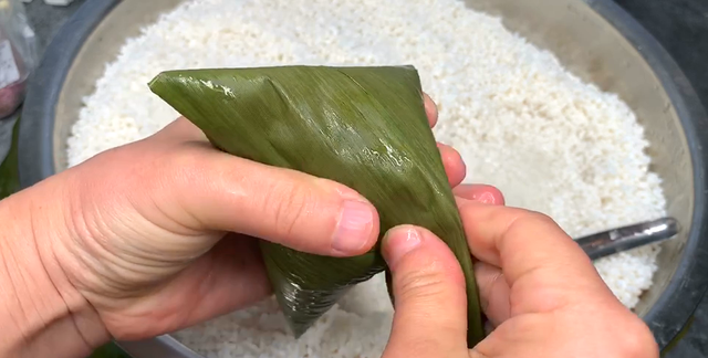 最简便的包粽子手法，粽子叶一卷一捏一盖，做法简单，新手包会