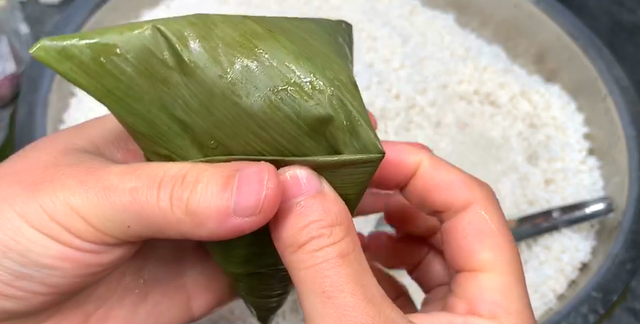 最简便的包粽子手法，粽子叶一卷一捏一盖，做法简单，新手包会