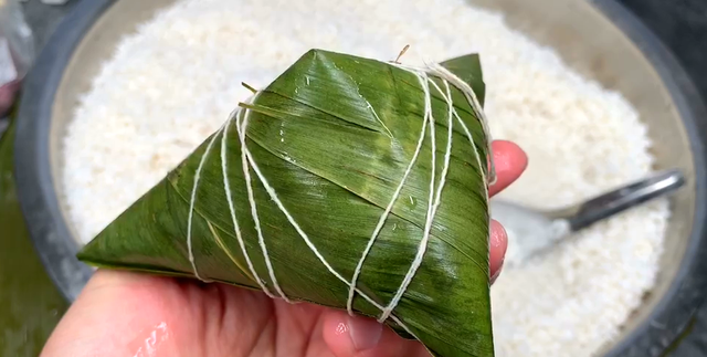 最简便的包粽子手法，粽子叶一卷一捏一盖，做法简单，新手包会