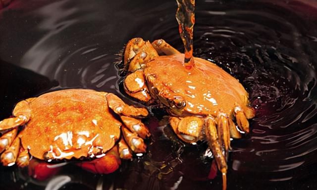 吃螃蟹为什么要喝黄酒？