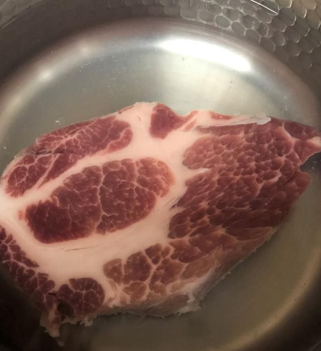 梅花肉怎么做最好吃,烧梅花肉的家常做法图2