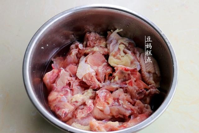 不用火锅料，教你自制鸡汤火锅，简单又鲜美，老人小孩都喜欢
