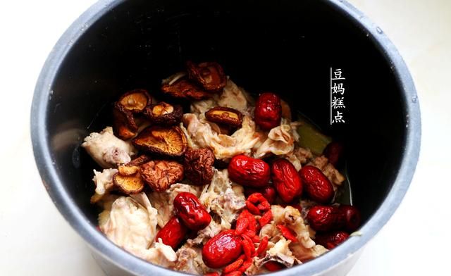 不用火锅料，教你自制鸡汤火锅，简单又鲜美，老人小孩都喜欢