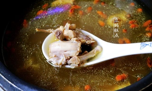 不用火锅料，教你自制鸡汤火锅，简单又鲜美，老人小孩都喜欢