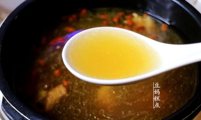 不用火锅料，教你自制鸡汤火锅，简单又鲜美，老人小孩都喜欢