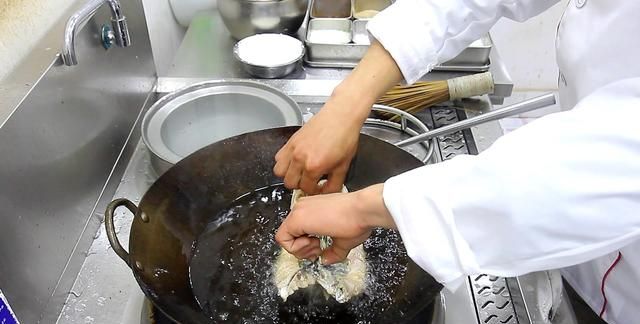 厨师长教你：松鼠鱼的正确做法，技巧非常简单，正宗舌尖上的美食