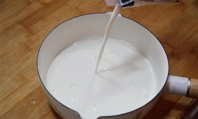 牛奶快过期了怎么办？教你自制炼乳，香甜味美，还能再喝几个月