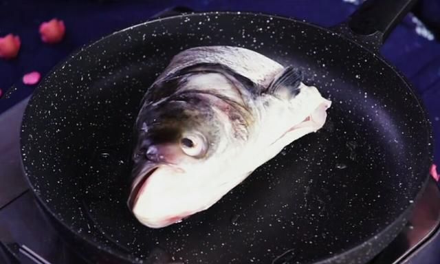 鱼头炖豆腐，既补脑又提高疫力，隔三差五给娃做一次