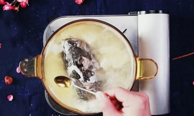 鱼头炖豆腐，既补脑又提高疫力，隔三差五给娃做一次