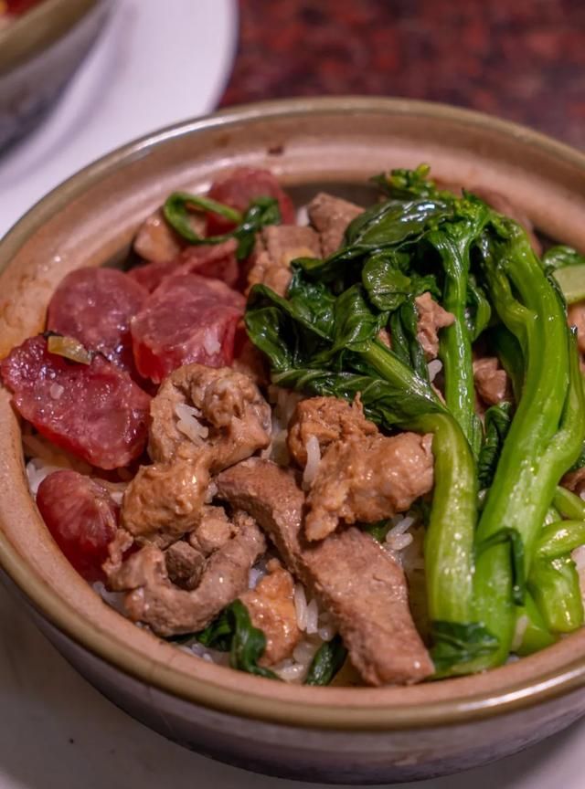 飘香四溢！这间煲仔饭，东莞街坊一吃就是36年