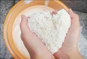 淘米水的妙用 淘米水可以治白发吗？