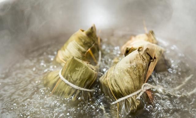 煮粽子有诀窍，加凉水还是开水，煮多久？粽子才能香糯不夹生