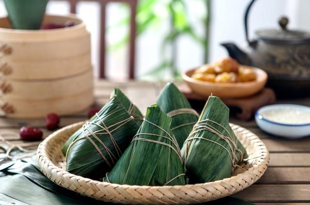 煮粽子有诀窍，加凉水还是开水，煮多久？粽子才能香糯不夹生