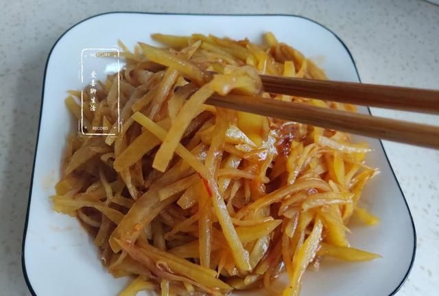立秋后，酸辣土豆丝是我们常吃的一款开胃菜，酸辣爽口，营养美味