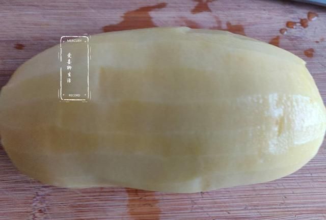 立秋后，酸辣土豆丝是我们常吃的一款开胃菜，酸辣爽口，营养美味