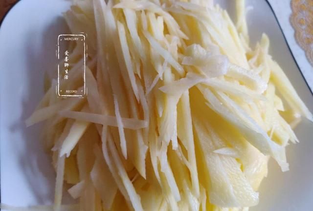 立秋后，酸辣土豆丝是我们常吃的一款开胃菜，酸辣爽口，营养美味