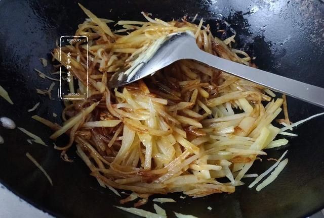 立秋后，酸辣土豆丝是我们常吃的一款开胃菜，酸辣爽口，营养美味