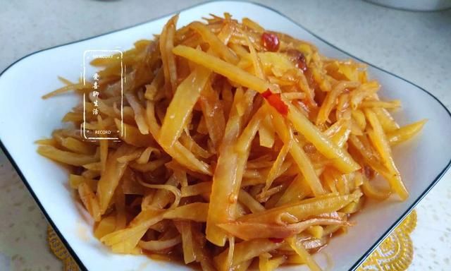 立秋后，酸辣土豆丝是我们常吃的一款开胃菜，酸辣爽口，营养美味
