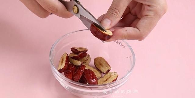 女人不补易显老，暖宫活血红糖姜枣西米露，大姨妈准了气色好