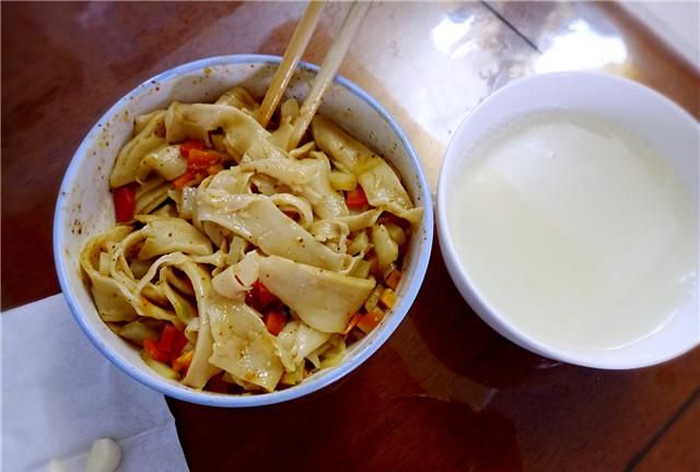怎么做出好吃的刀削面(如何做好吃的刀削面)图7