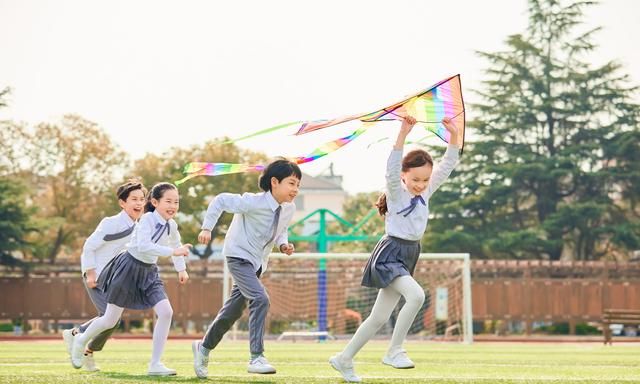 小时候经常咬指甲的婴幼儿，不用十年，孩子会出现这两种变化