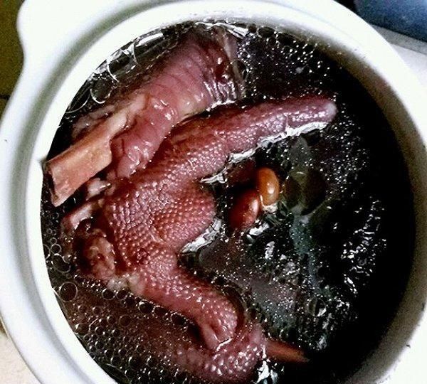 黑豆鸡脚汤怎么做好吃图1