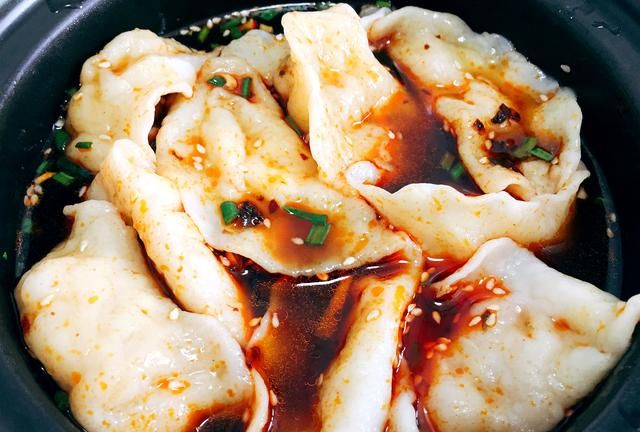 吹爆这碗红油饺子，在家自己做，麻辣鲜香，咬一口倍爽