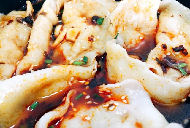 吹爆这碗红油饺子，在家自己做，麻辣鲜香，咬一口倍爽