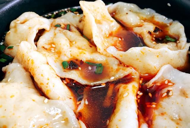 吹爆这碗红油饺子，在家自己做，麻辣鲜香，咬一口倍爽