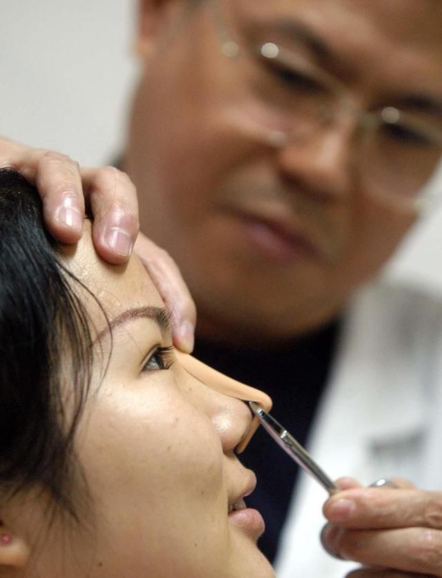 为什么做了硅胶隆鼻多年，竟莫名其妙穿出了？进来了解一下