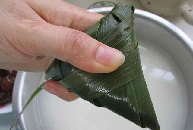 包粽子你知道糯米泡多久最合适？70岁老妈：粽子好吃泡糯米最重要