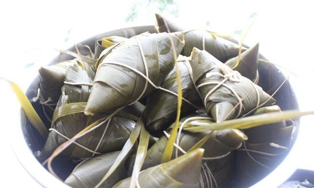 包粽子你知道糯米泡多久最合适？70岁老妈：粽子好吃泡糯米最重要