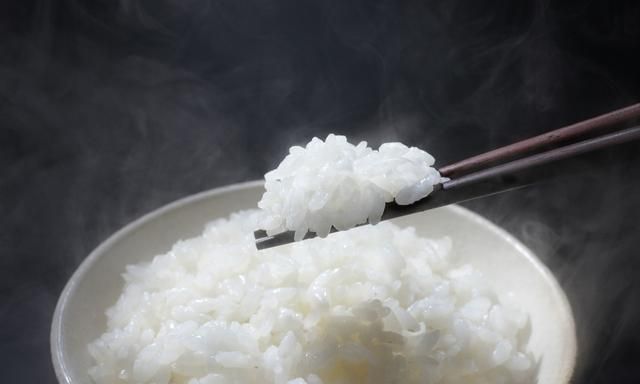 米饭热吃还是凉吃(米饭热吃还是冷吃好)图1