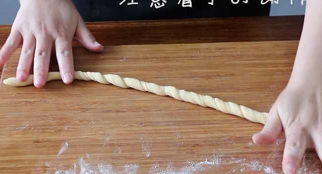 原来自己在家也能炸酥脆的麻花，没想到做法这么简单