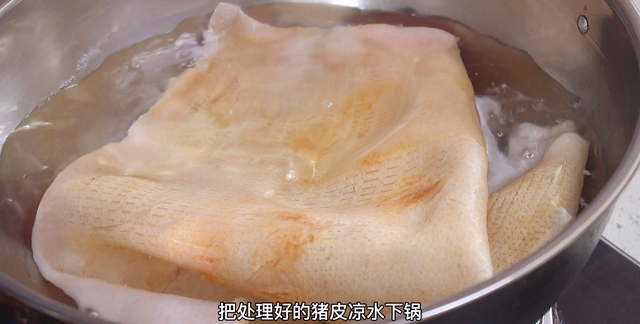 做猪皮冻，猪皮和水的比例是多少？教你正确做法，Q弹爽滑