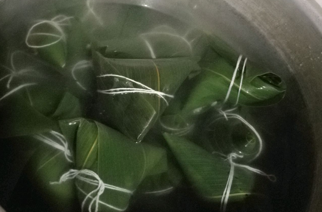 煮粽子，用冷水煮还是用开水？都不对，教你一招，更软更香不夹生