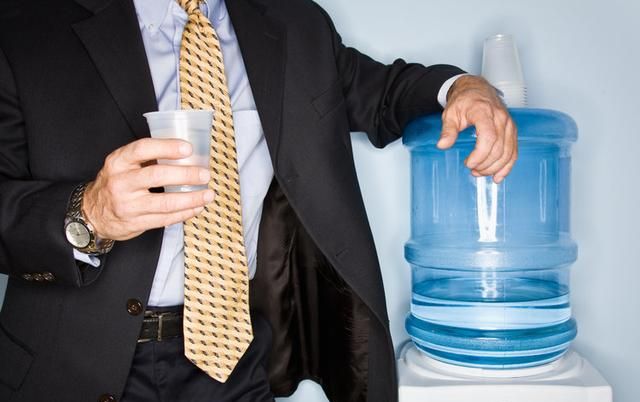 长期喝桶装水有致癌风险？简单一招，教你辨别优、劣质桶装水