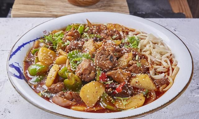 厨师长教你大盘鸡正宗做法，土豆软糯、鸡肉香辣紧实，一盘不够吃