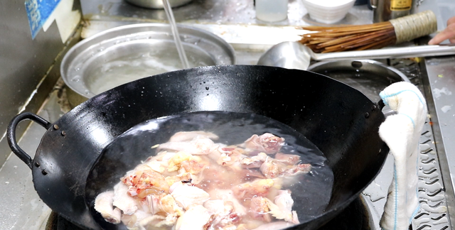 厨师长教你大盘鸡正宗做法，土豆软糯、鸡肉香辣紧实，一盘不够吃