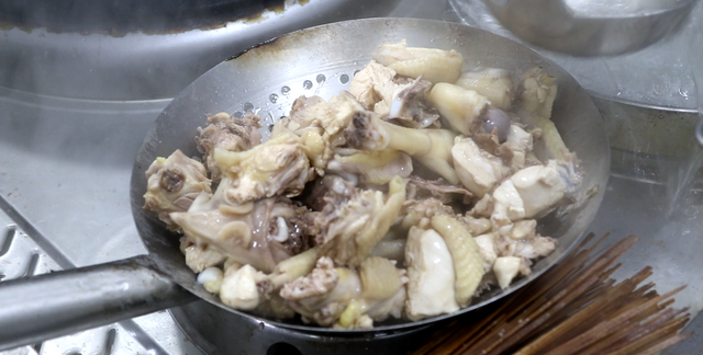 厨师长教你大盘鸡正宗做法，土豆软糯、鸡肉香辣紧实，一盘不够吃