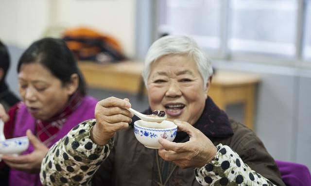 小米配红枣煮粥，镇静安神好睡觉，86岁老人说的，我也刚知道