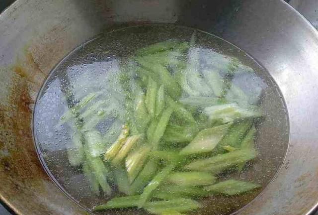 凉拌西芹如何做得更美味,凉拌西芹如何做图3