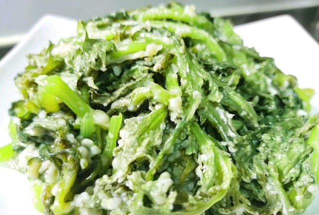 农村早春必吃野菜白蒿，拌点面粉蒸着吃好美味，别错过了季节