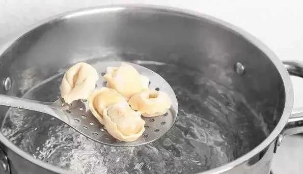 为什么很多人煮饺子是要淋两遍水？不淋水不也一样能煮熟吗？