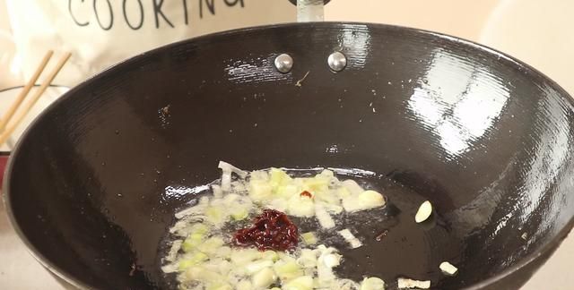 烧茄子有人焯水，有人直接下锅炒，都不对，饭店大厨教你正确做法