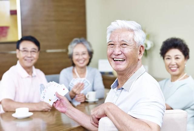 疫情之下，为什么我们不抛弃老人?