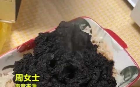 女子在家用微波炉做饭