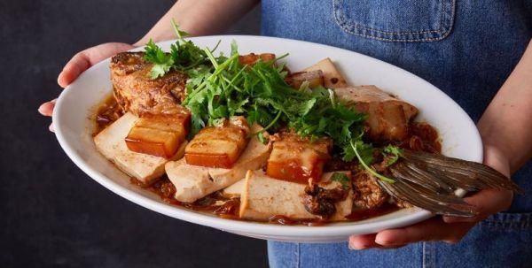 【得莫利炖鱼】东北人这样烧鱼，真豪气！