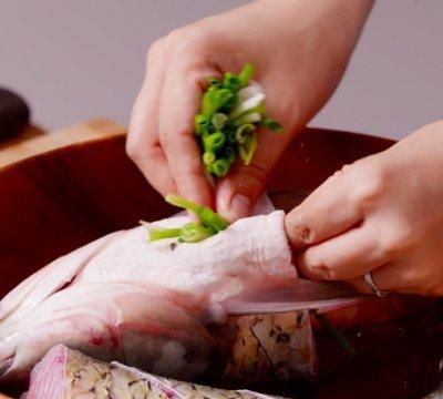 【得莫利炖鱼】东北人这样烧鱼，真豪气！